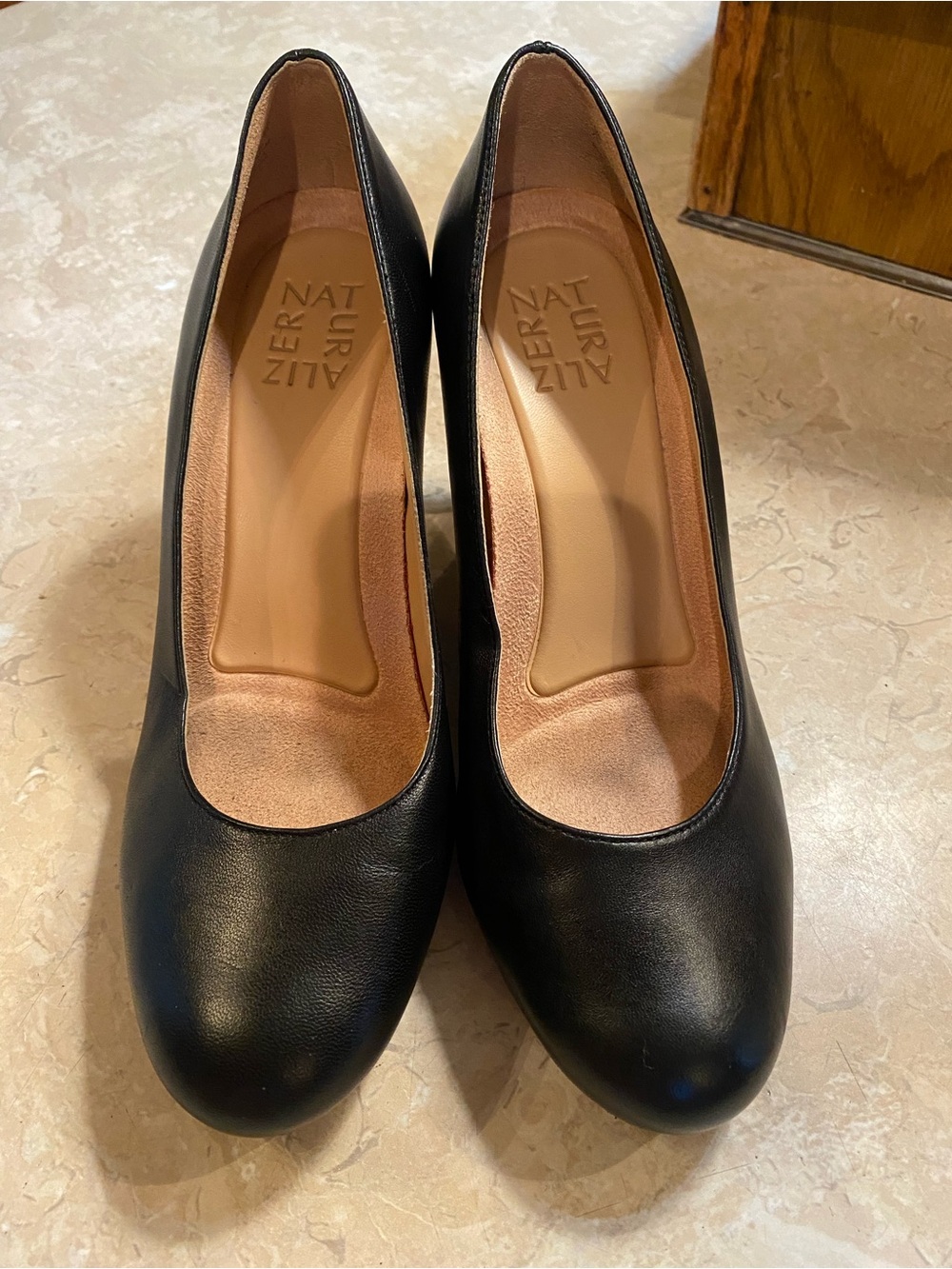 Naturalizer Black Round-Toe Leather Pumps